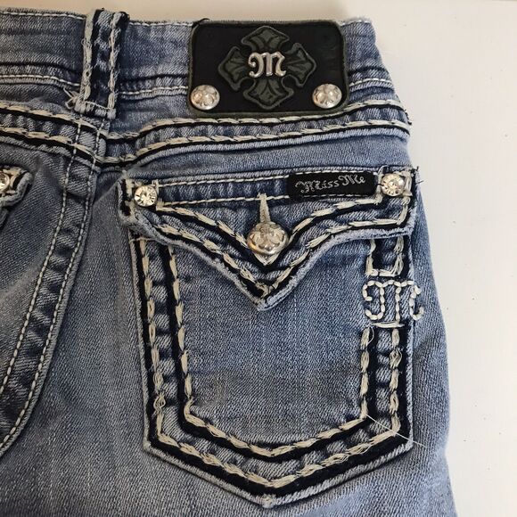 Miss Me Thick Stitch Jeweled Flap Pocket Signature Capri Size 25 Light Wash - Picture 2 of 7